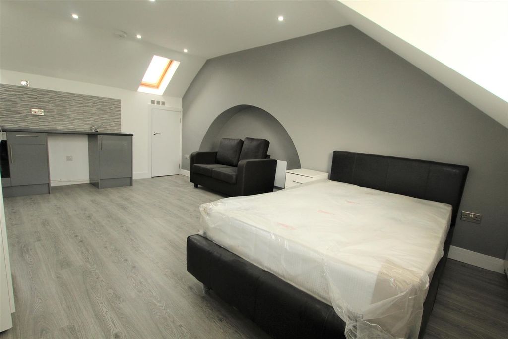Property photo 3 of 8 Bedroom/Lounge