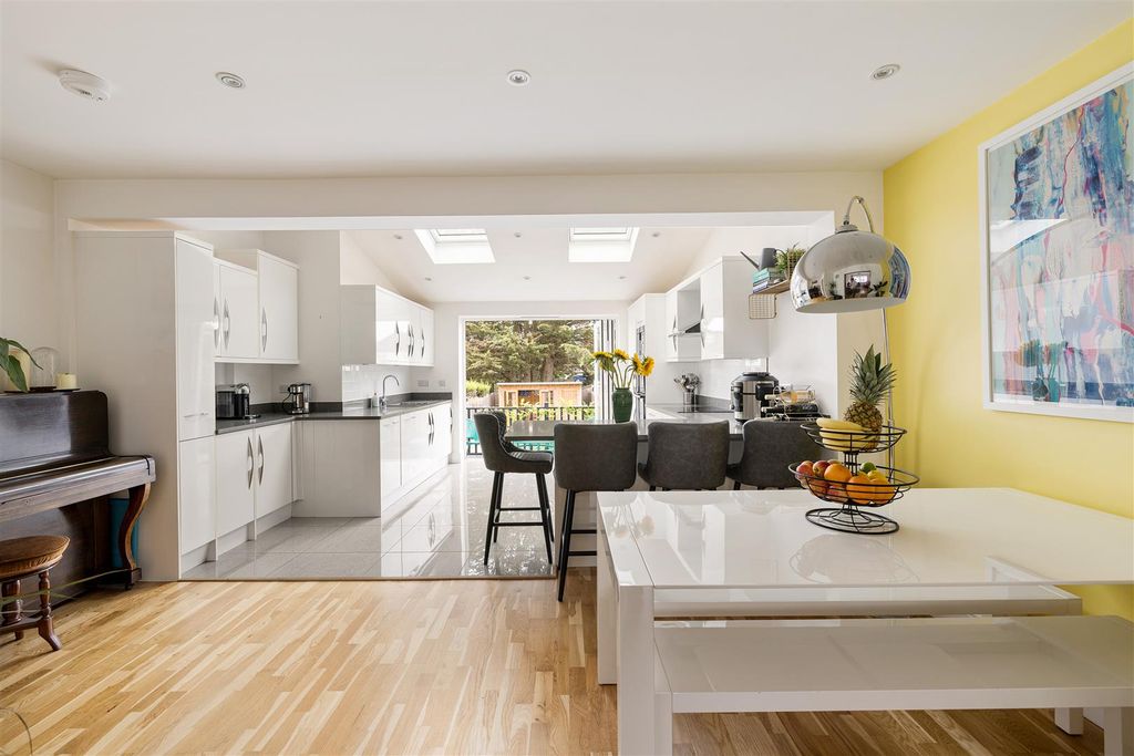 Property photo 1 of 57 Southern Drive, Ig10