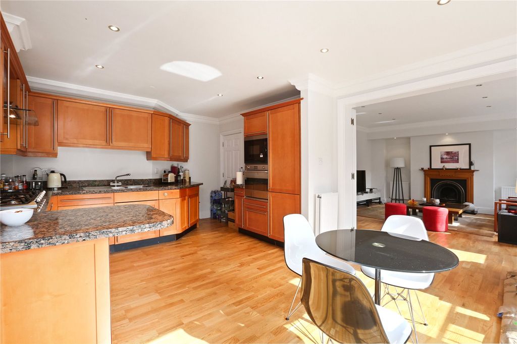 Property photo 3 of 9 Kitching/Dining