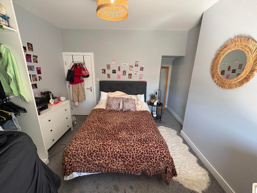 Property photo 2 of 11 A Cozy Double Bedroom Featuring A Comfortable Doub...