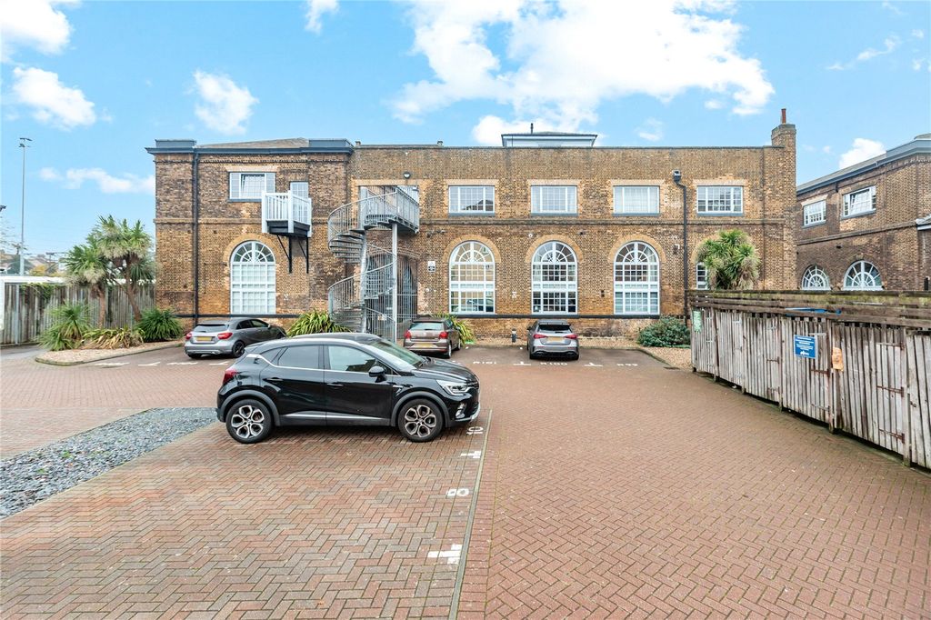 Property photo 1 of 13 Parking