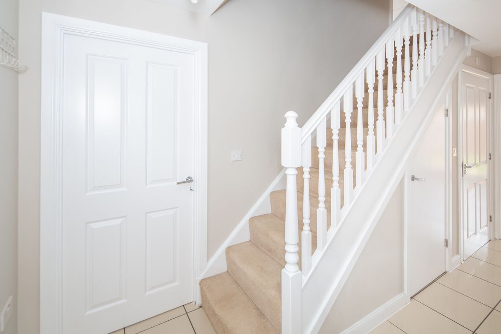 Property photo 3 of 26 Entrance Hall