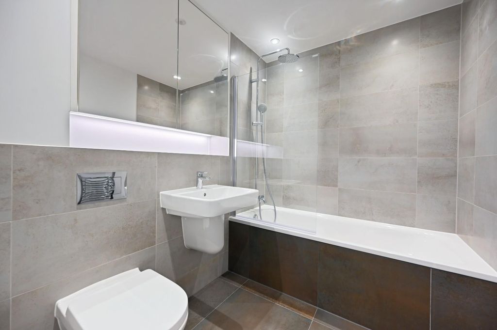Property photo 2 of 6 Rc- Bejoux Court- Flat 5 - Bathroom 3 (1).Jpg