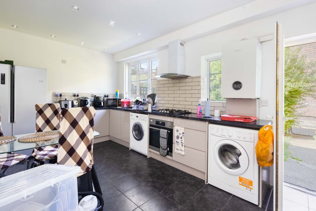 Property photo 3 of 10 Kitchen