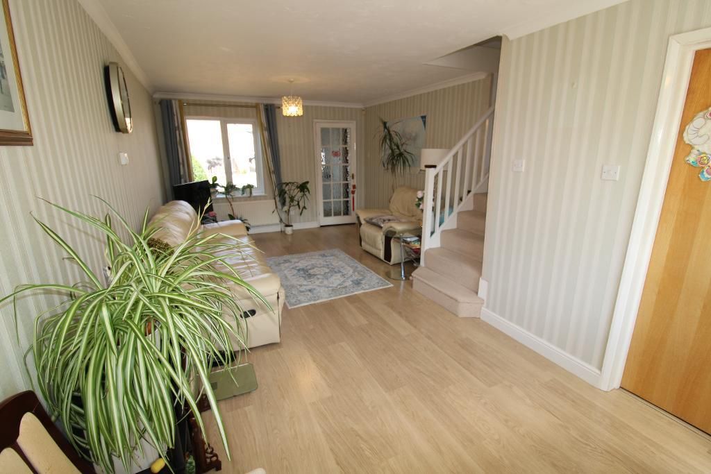 Property photo 3 of 12 Lounge