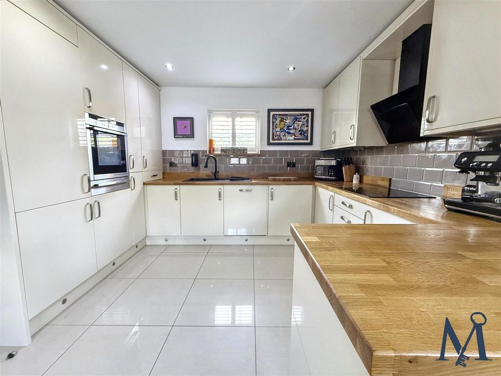 Property photo 3 of 33 Kitchen