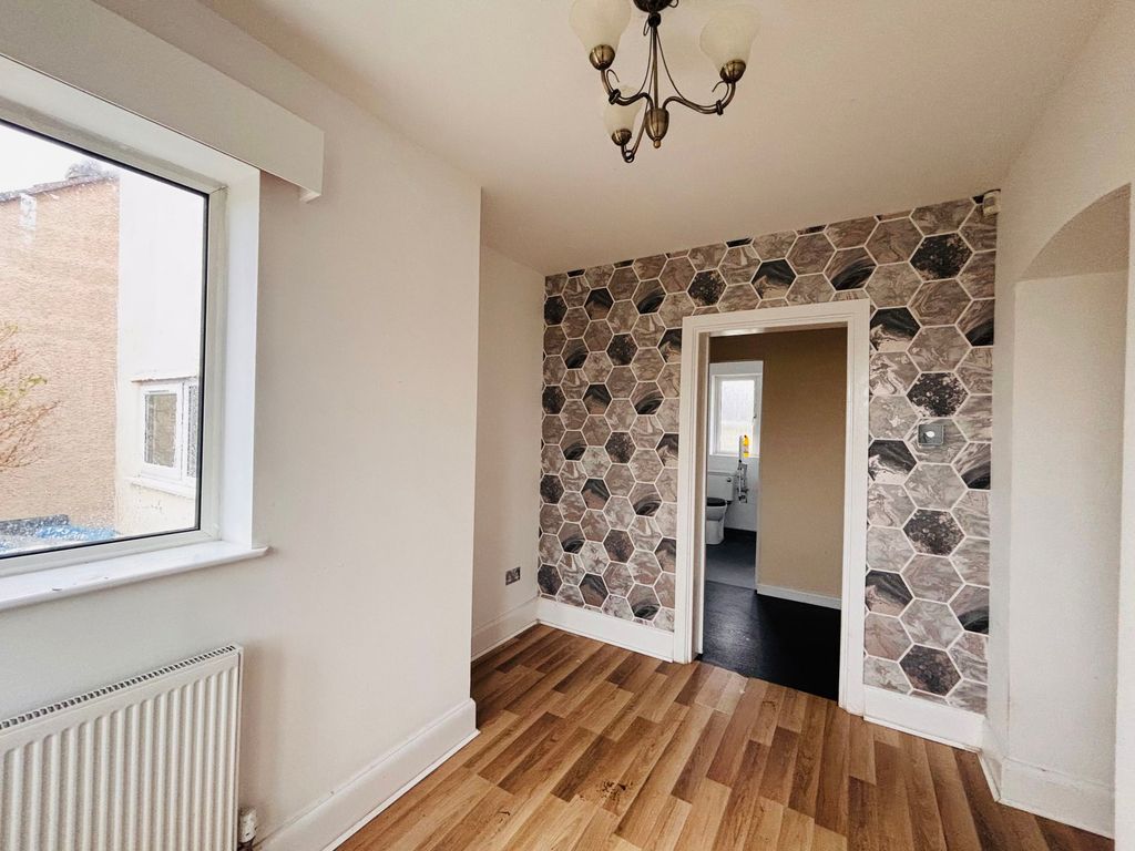 Property photo 2 of 27