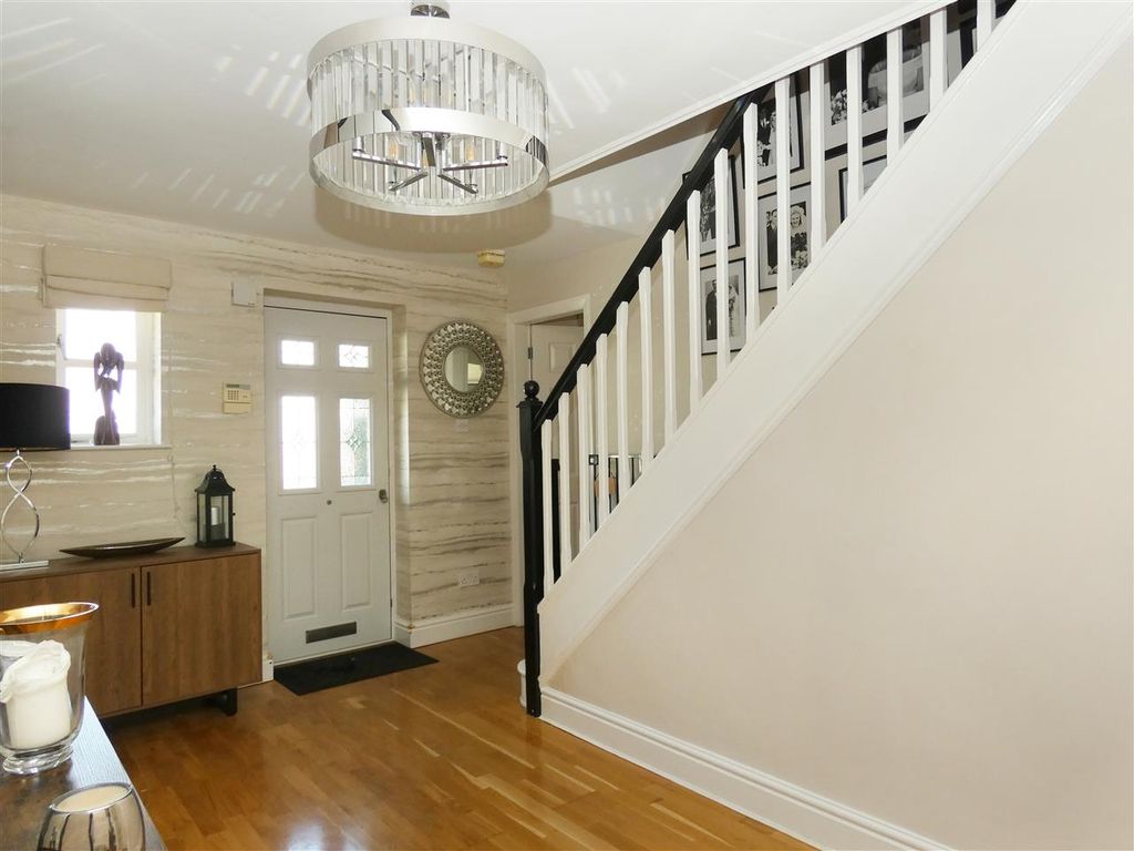 Property photo 3 of 28 Entrance Hall