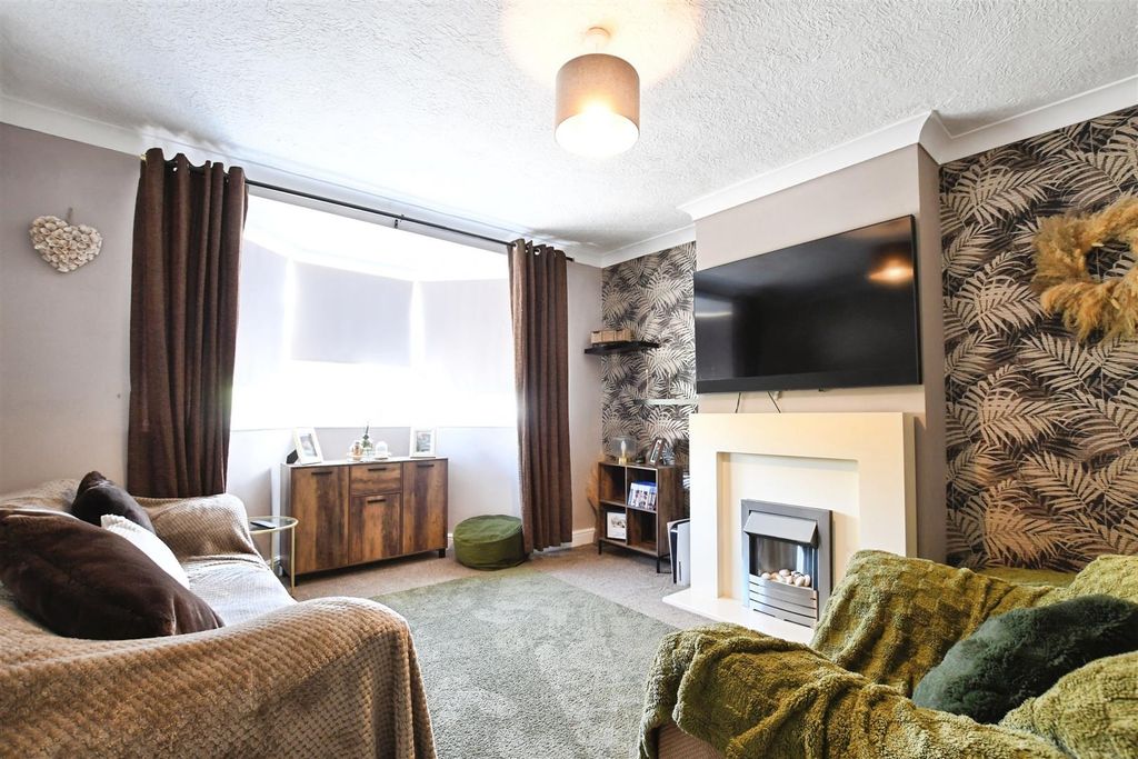 Property photo 2 of 17 Lounge