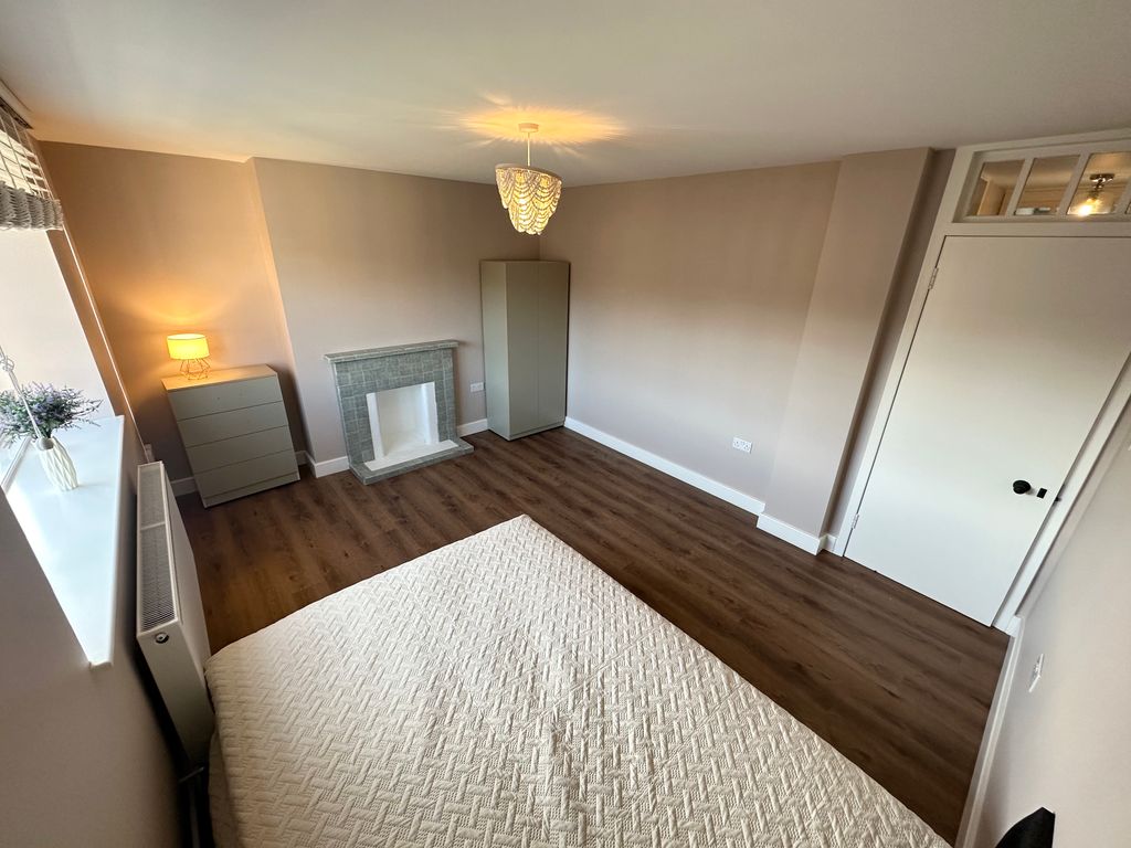 Property photo 3 of 16 Room B