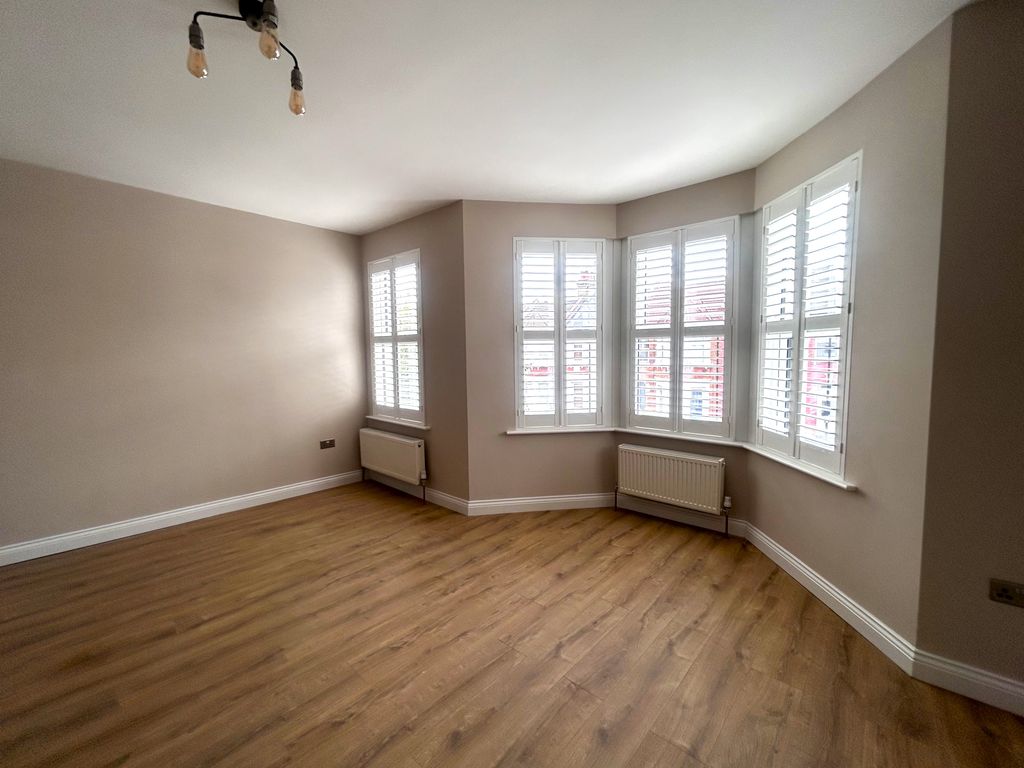 Property photo 3 of 17 Image00003