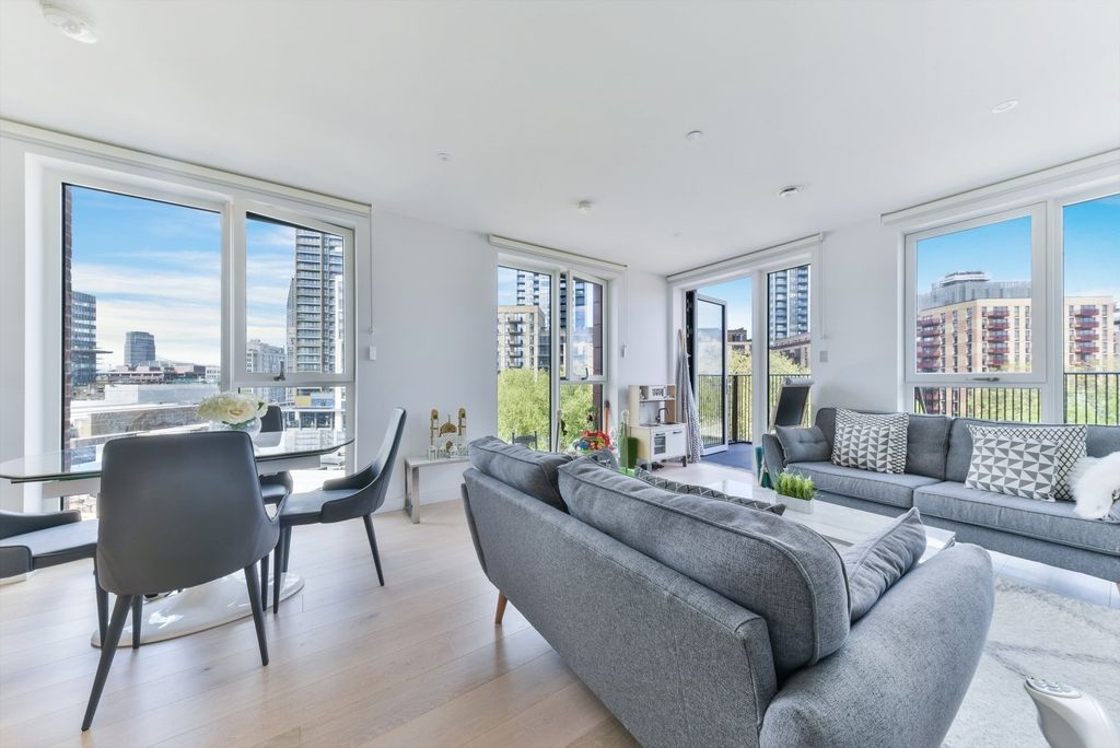 Property photo 1 of 15 Living