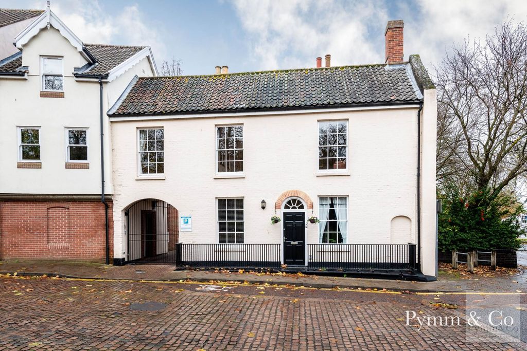 Property photo 2 of 11