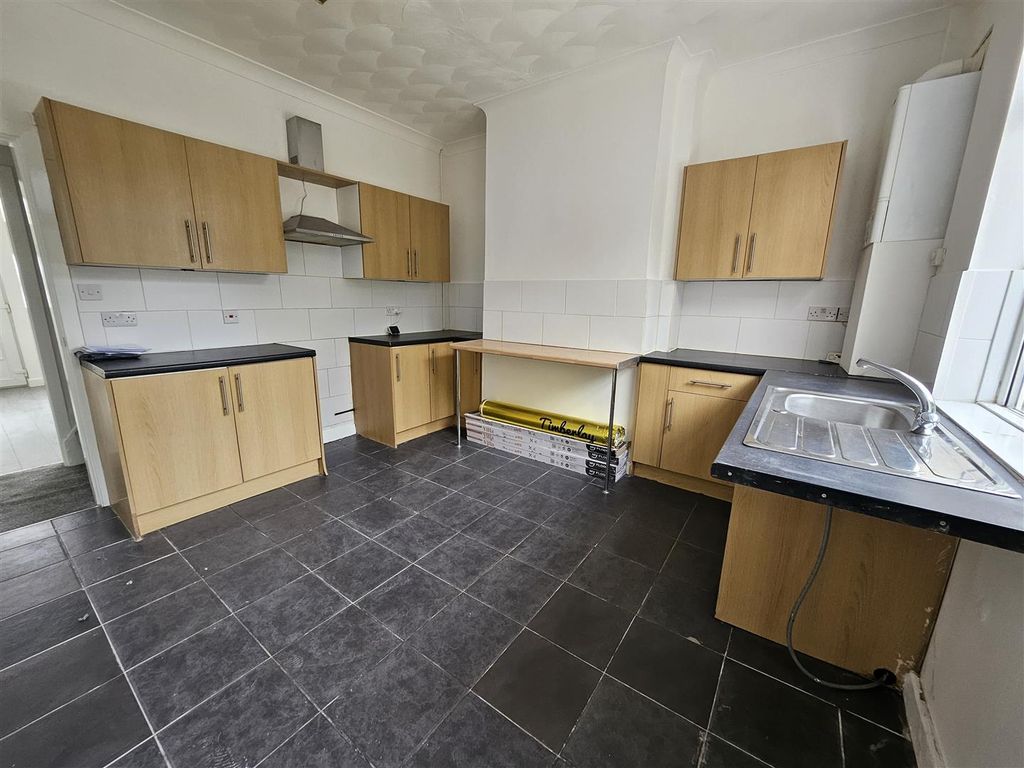 Property photo 3 of 7 Kitchen