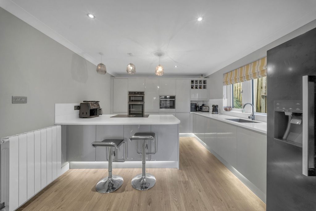 Property photo 2 of 33