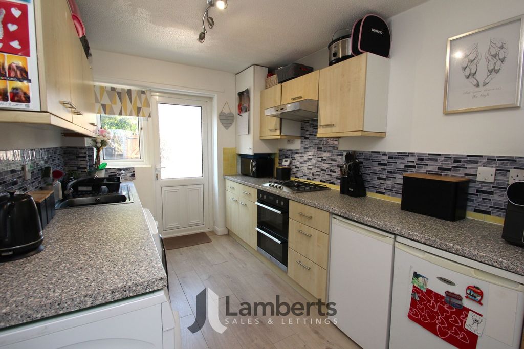 Property photo 3 of 19 Kitchen