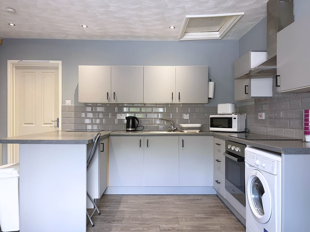 Property photo 3 of 12 Kitchen