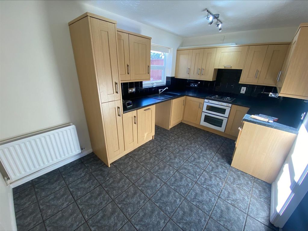 Property photo 3 of 10 Kitchen