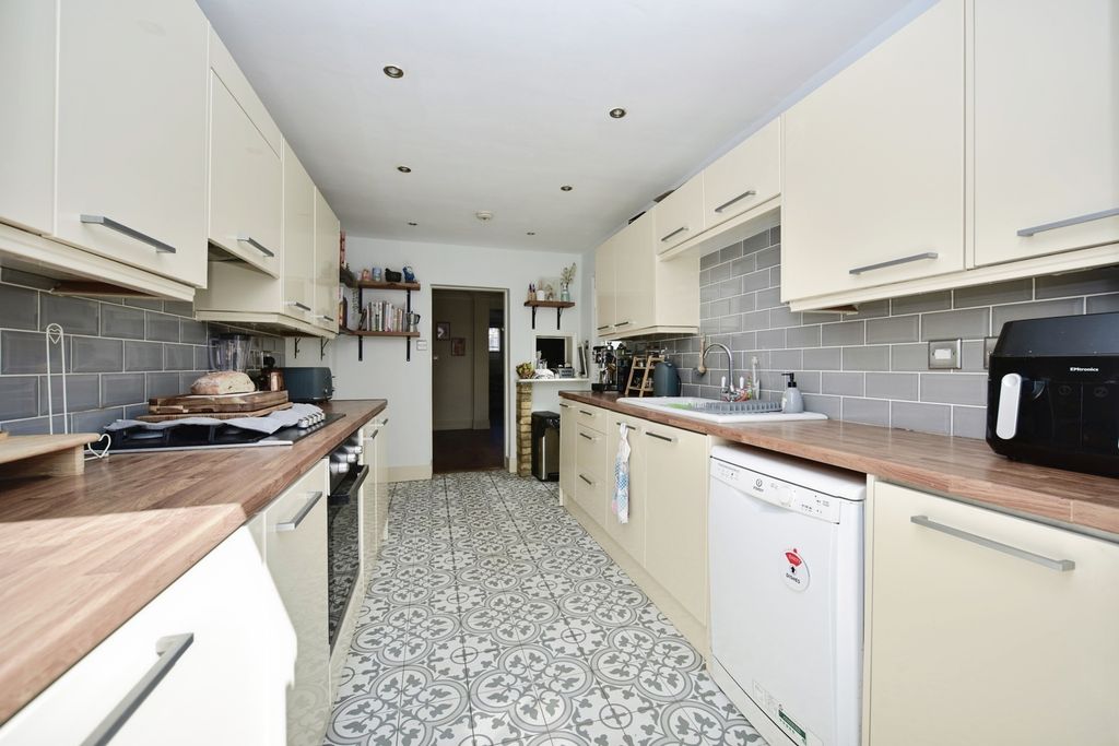 Property photo 2 of 17 Kitchen