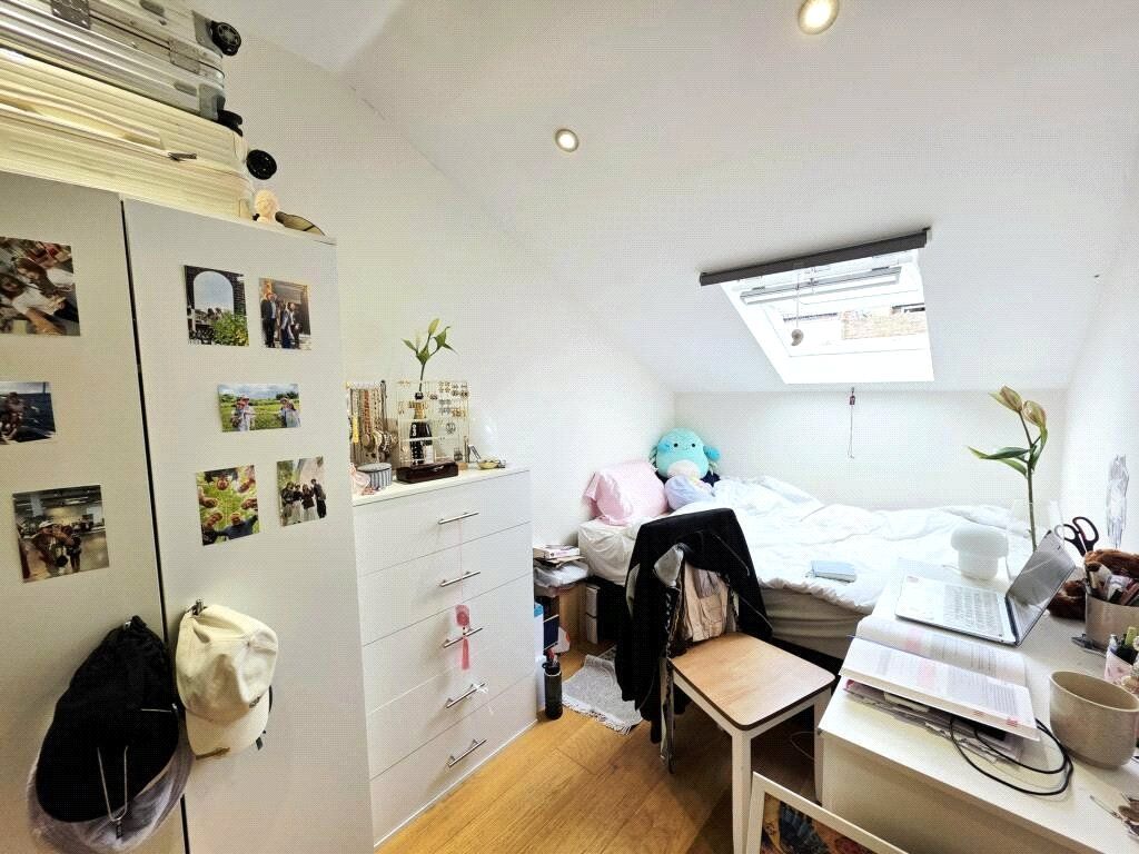 Property photo 2 of 10 Bedroom