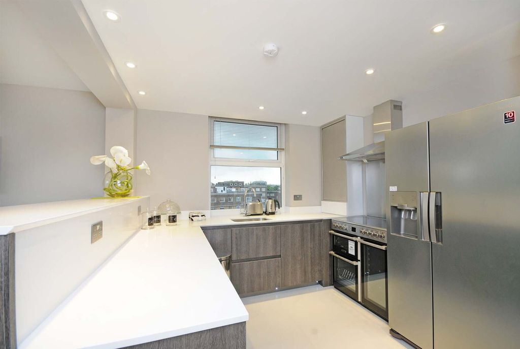 Property photo 2 of 10 Kitchen