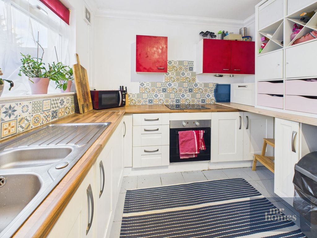 Property photo 2 of 32