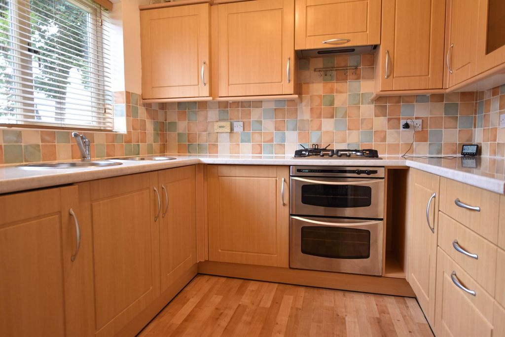 Property photo 3 of 8 Kitchen