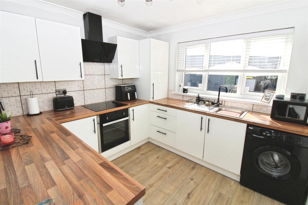 Property photo 2 of 20 Fitted Kitchen