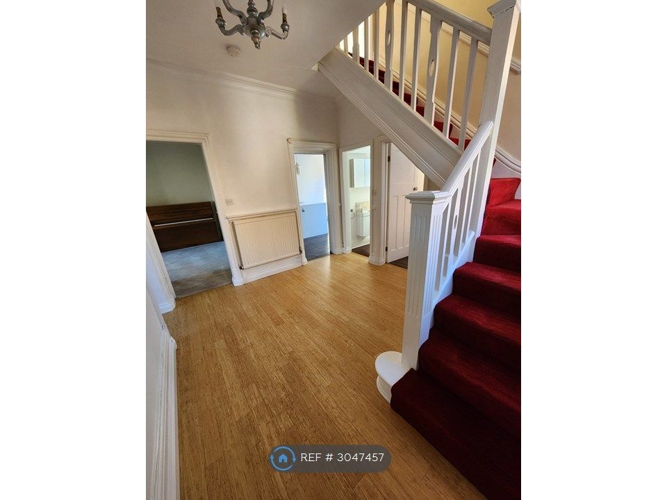 Property photo 3 of 28 Entrance Hall