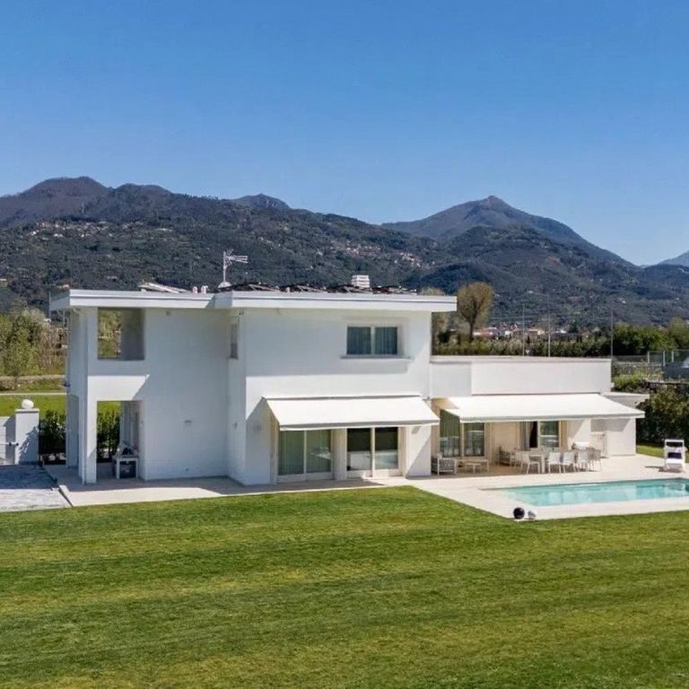 Property photo 1 of 13 Prestigious Villa In Forte Dei Marmi, Tuscany