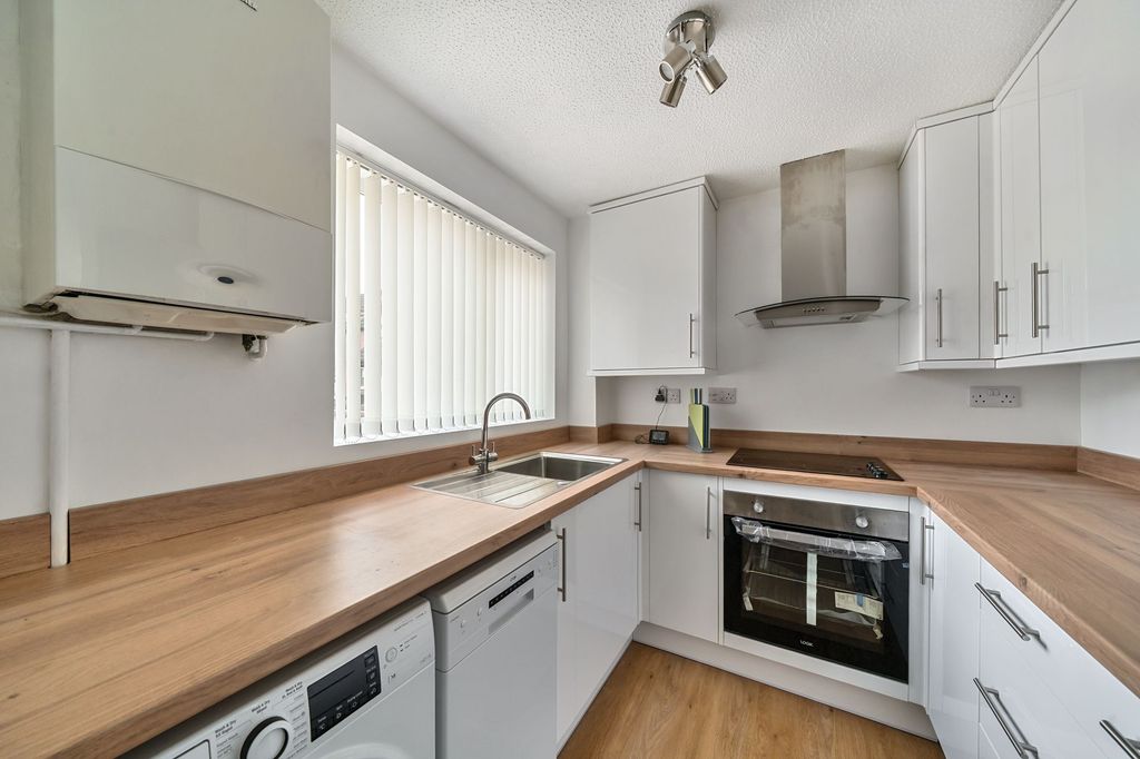 Property photo 2 of 10 Kitchen