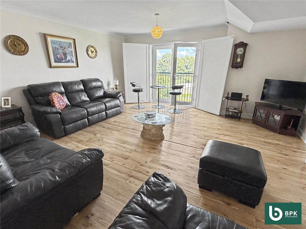 Property photo 3 of 19 Picture No. 02