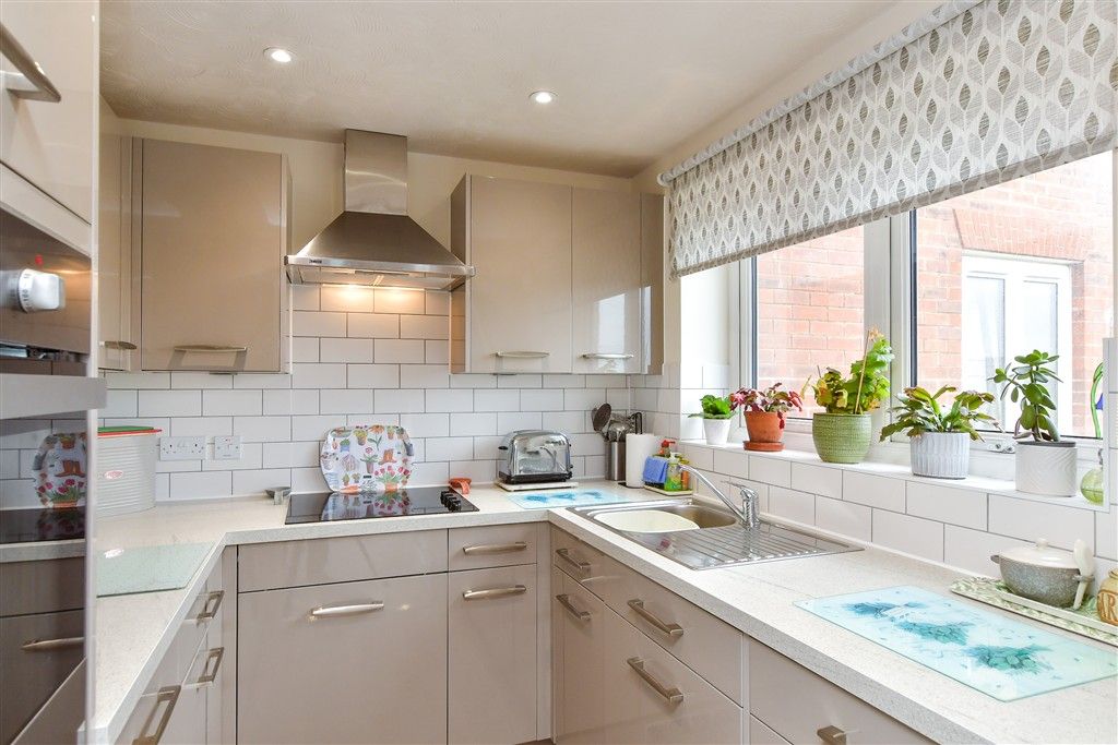 Property photo 2 of 10 Kitchen