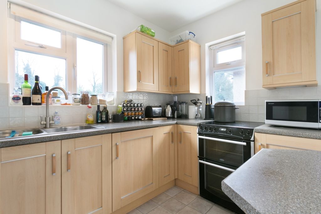 Property photo 2 of 8 .