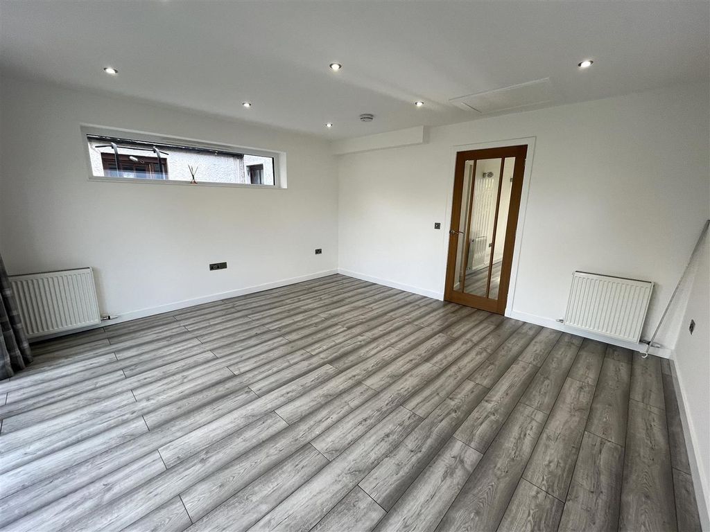 Property photo 3 of 19 Lounge