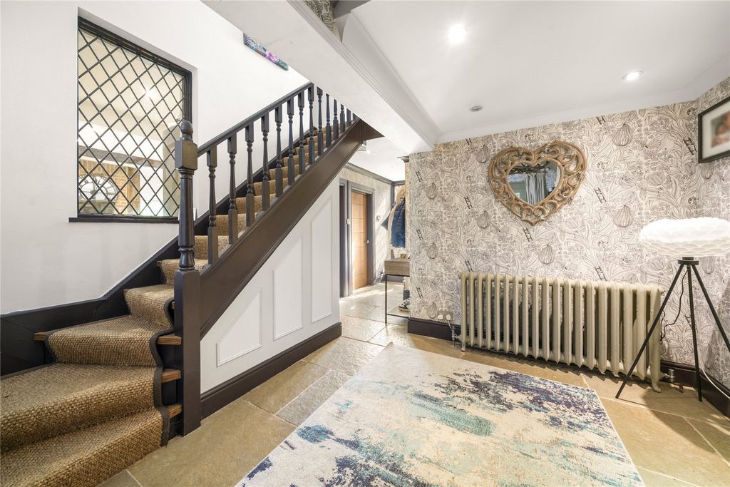 Property photo 2 of 11 Entrance Hall