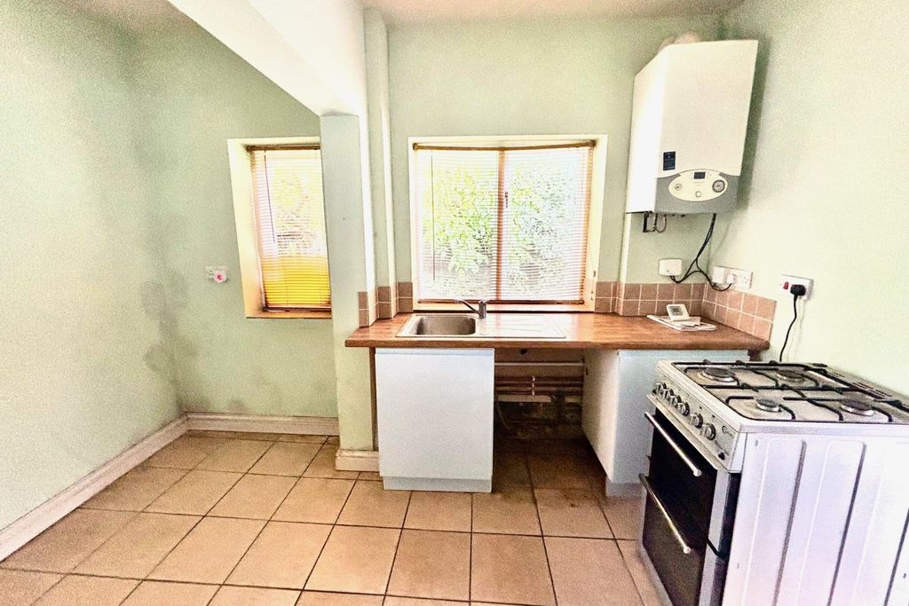 Property photo 3 of 8 Kitchen