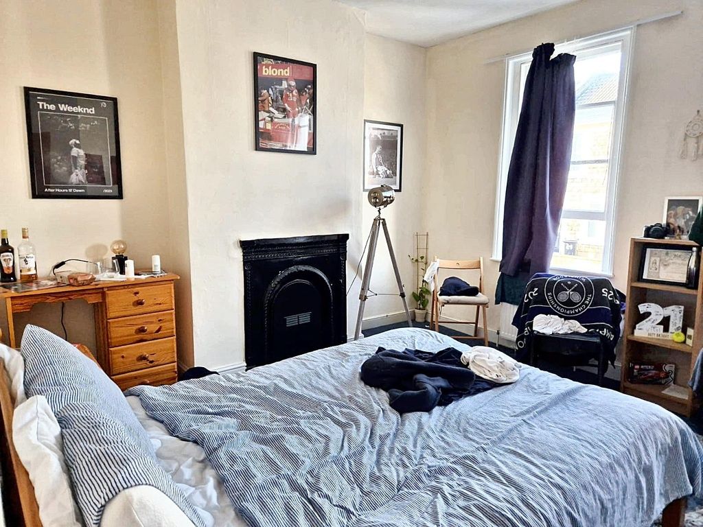 Property photo 3 of 15 Bright Furnished Double Bedroom With A Comfy Doubl...