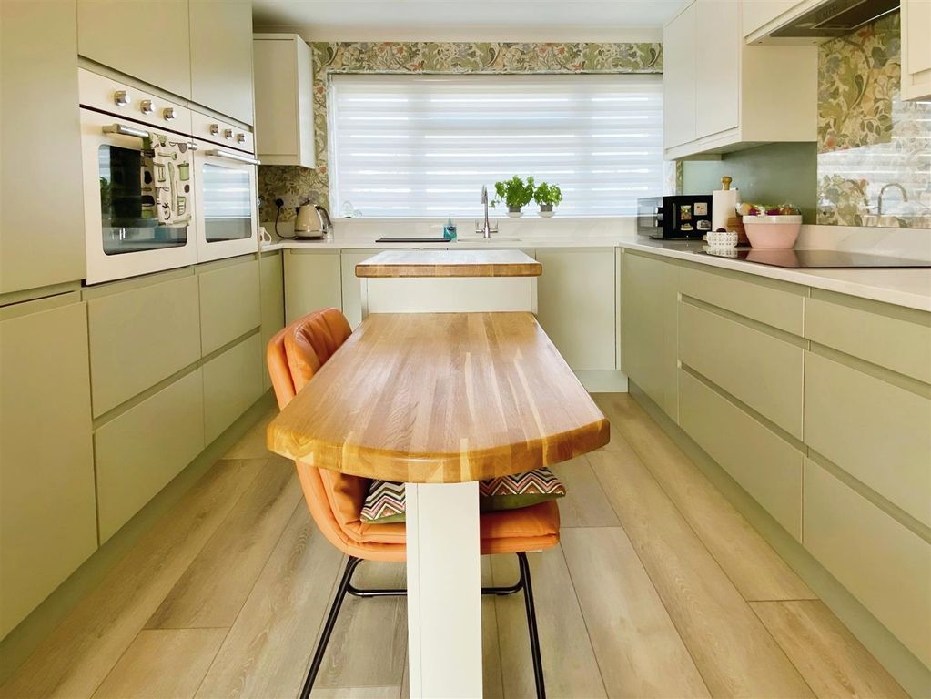 Property photo 2 of 12 Kitchen/Breakfast Room