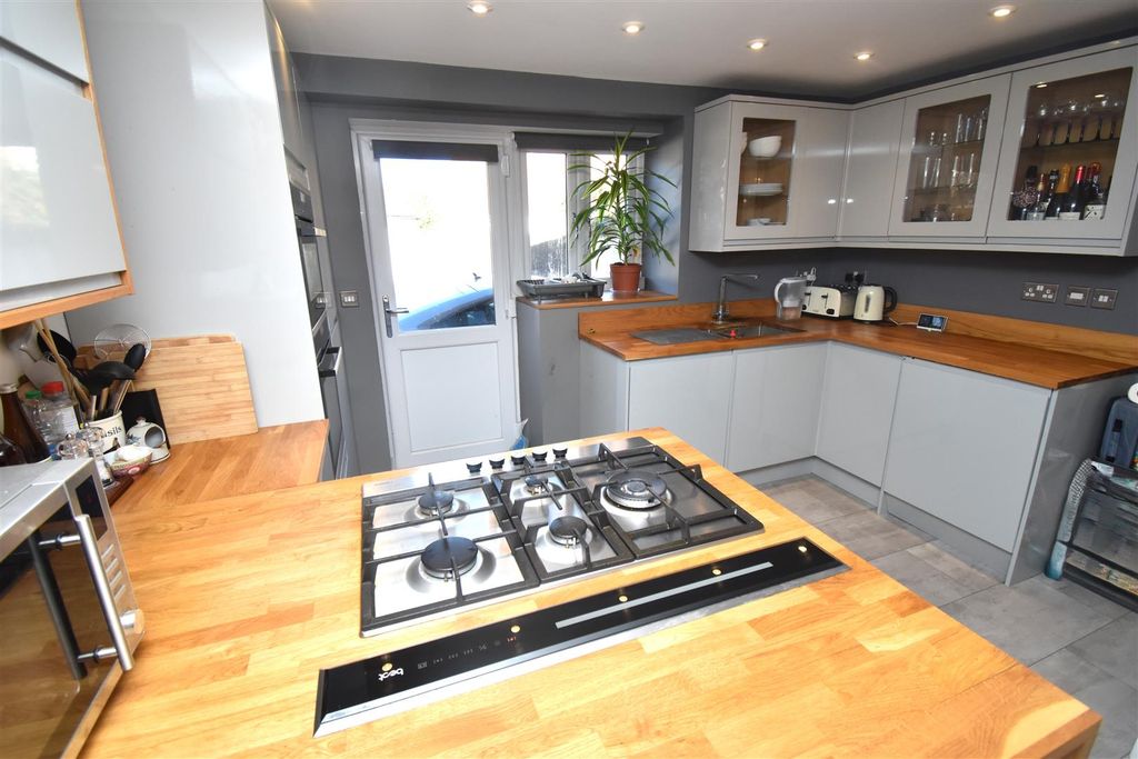 Property photo 3 of 16 Kitchen.Jpg