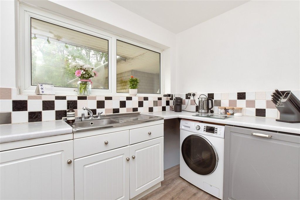 Property photo 3 of 10 Kitchen