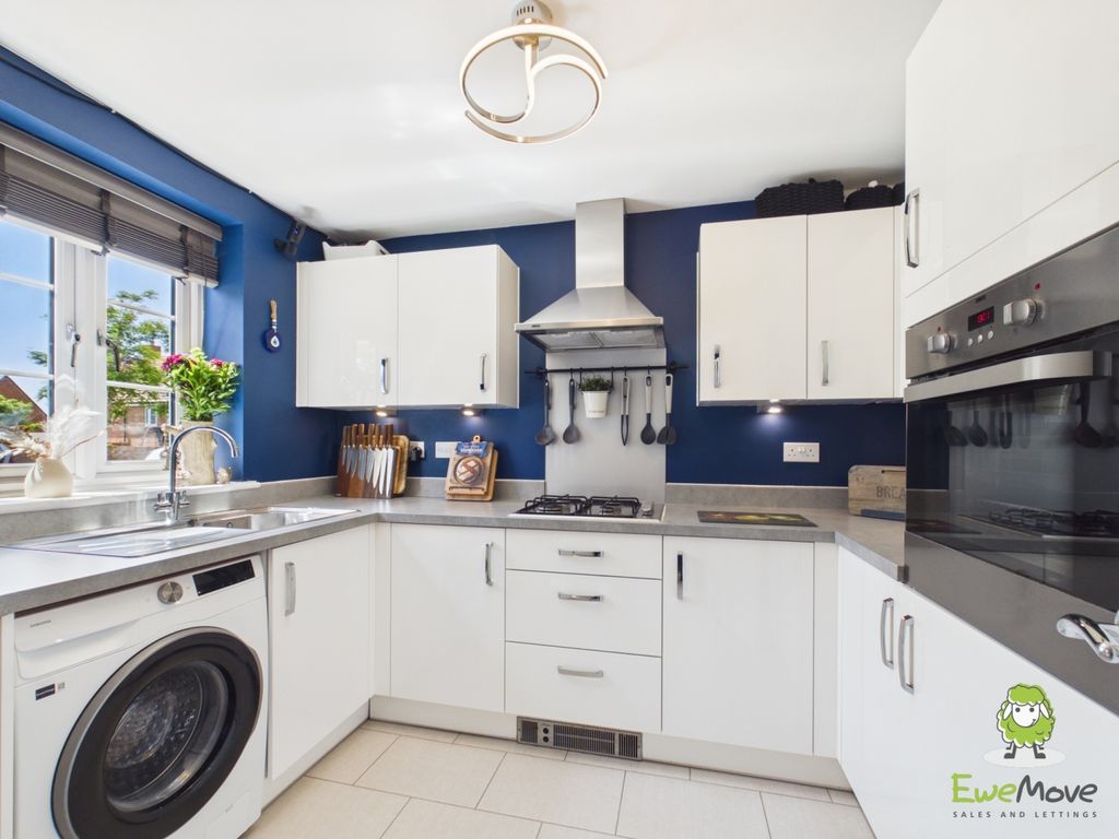 Property photo 3 of 20 Ewemove Estate Agents Basingstoke - Tubb Way