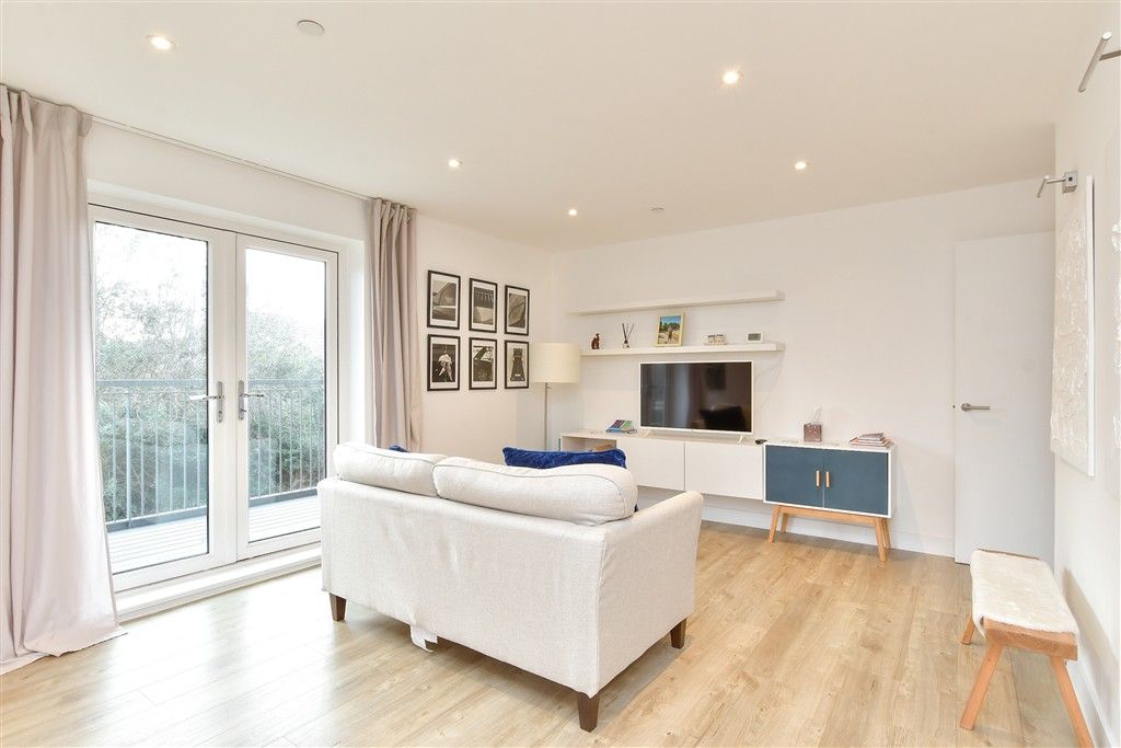 Property photo 3 of 11 Kitchen/ Lounge