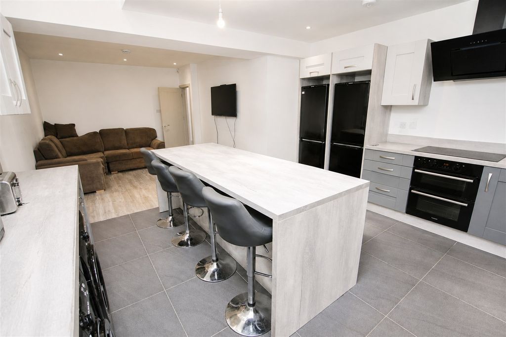 Property photo 3 of 15 Approach