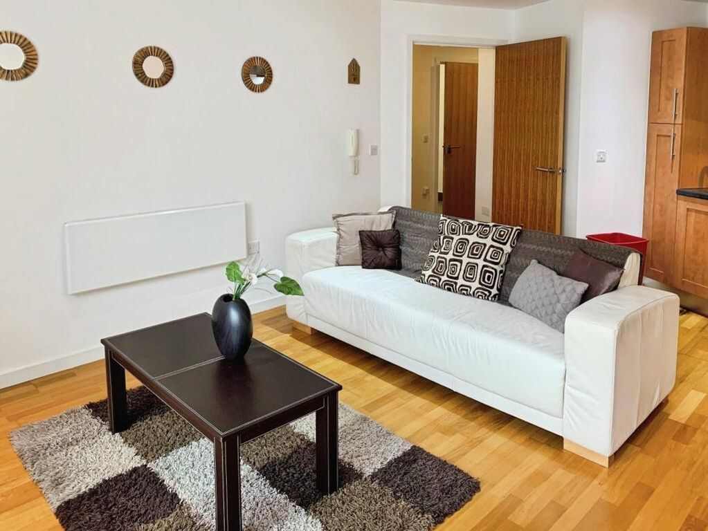 Property photo 1 of 4 2 Bed Flat To Rent Old Oak Ave, London Cr5
