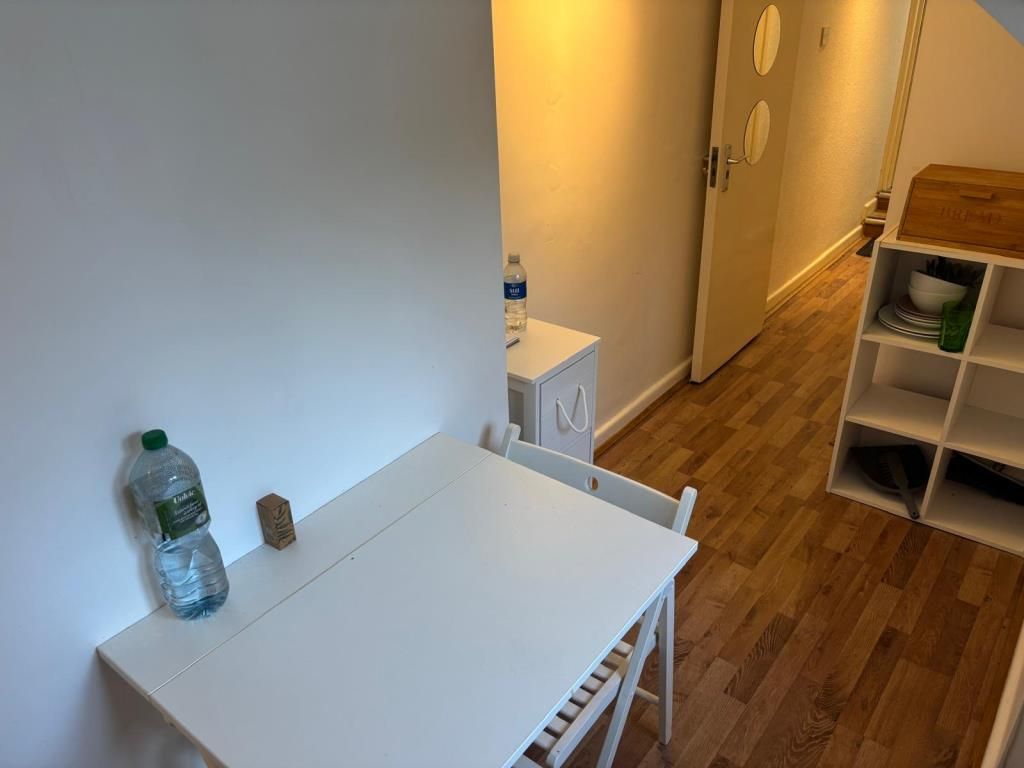 Property photo 3 of 6 Hallway