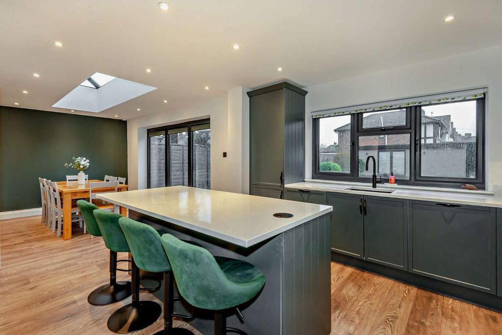 Property photo 2 of 28 8674881-Interior07-800.Jpg