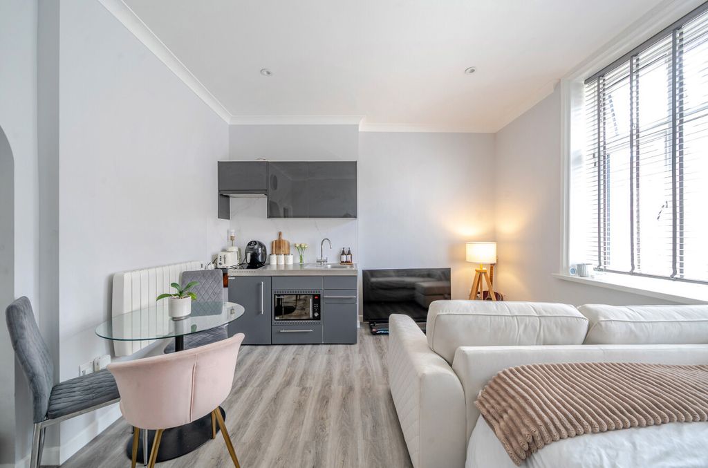 Property photo 3 of 8 1320377-4-686Bb0d...
