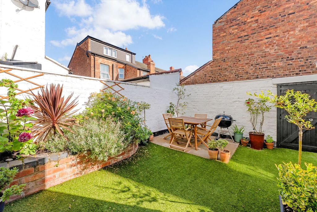 Property photo 2 of 33