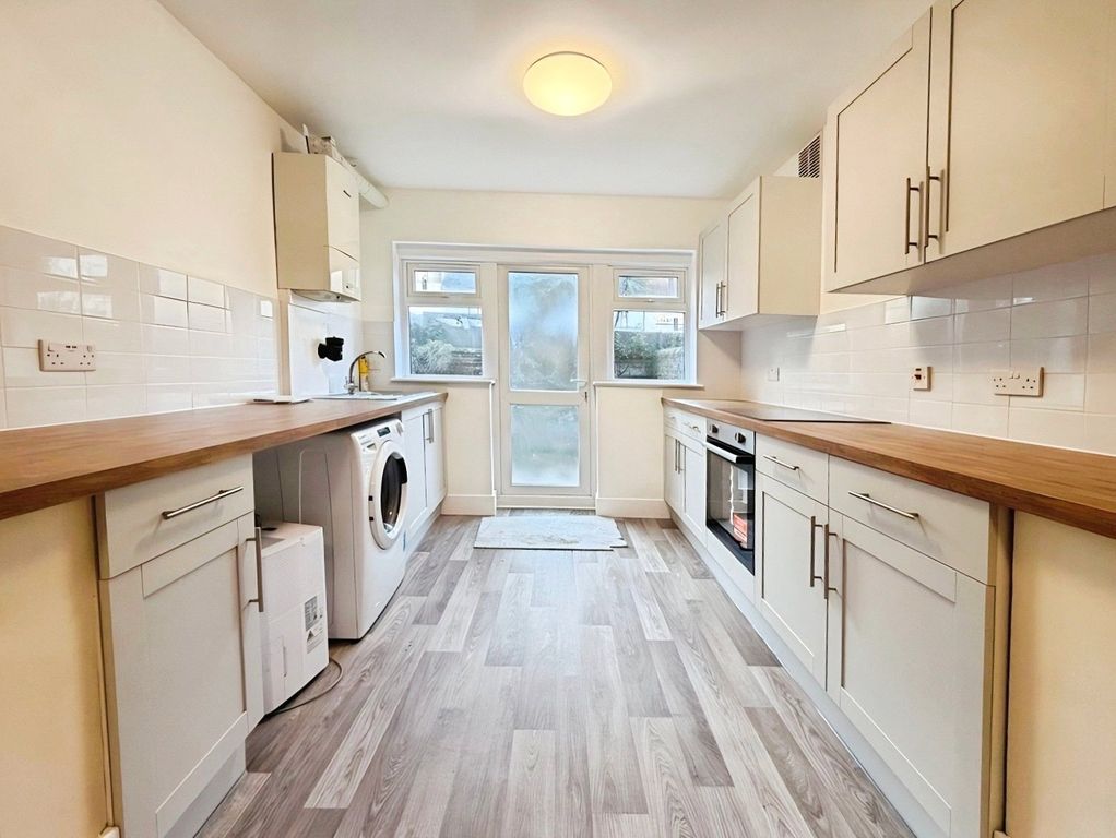 Property photo 3 of 8 Kitchen